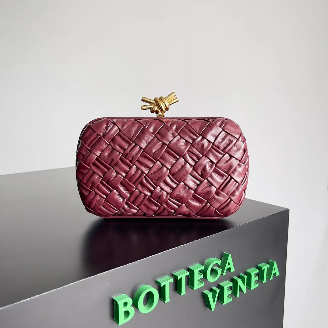 Batch 1860 BV Knot | The classic return of the evening bag. Original leather ➕ Stainless steel hardware ➕ 24k real gold plating ➕ Fully handmade. Those who know the history of our brand should have heard that the knot is a story of Bottega Veneta, and it is also one of the more important design elements. Matthieu Blazy's work this season sublimates Knot's classics, with a new knot design and a woven shoulder strap, plus Fouland Intreccio's weaving technology, adding some fashion to the retro and nostalgic feel of the past. Style number: 717622 Size: 20.5*6*12.5